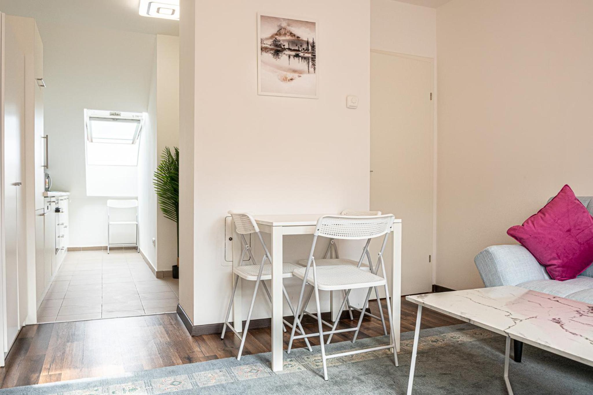 Airy Attic Apt.: Stylish Studio at Penzing Area