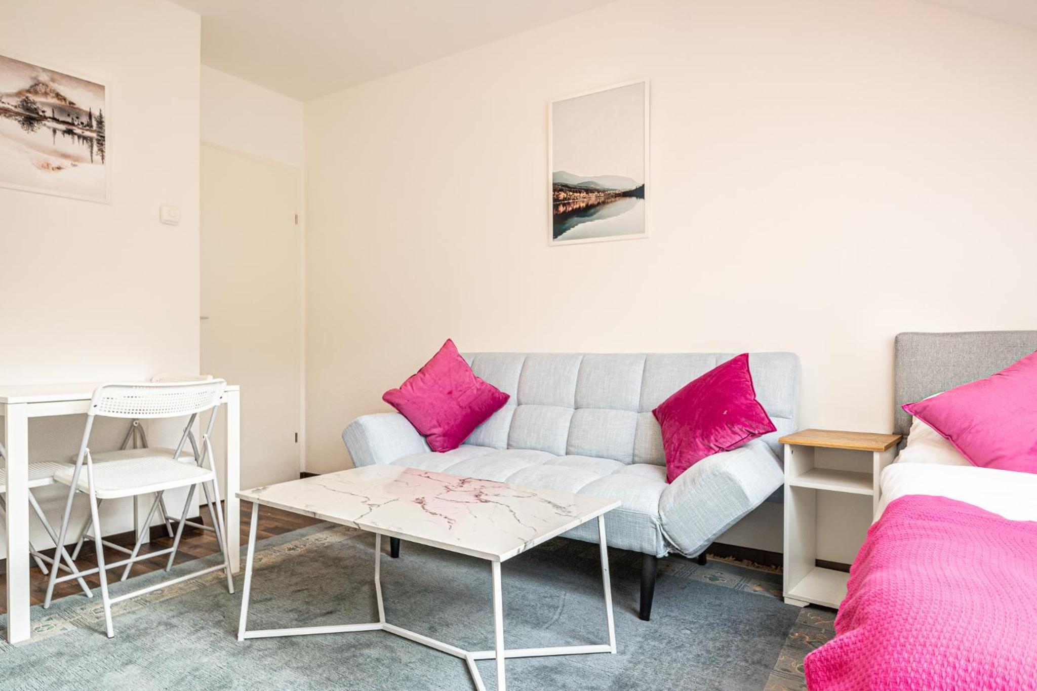 Airy Attic Apt.: Stylish Studio at Penzing Area