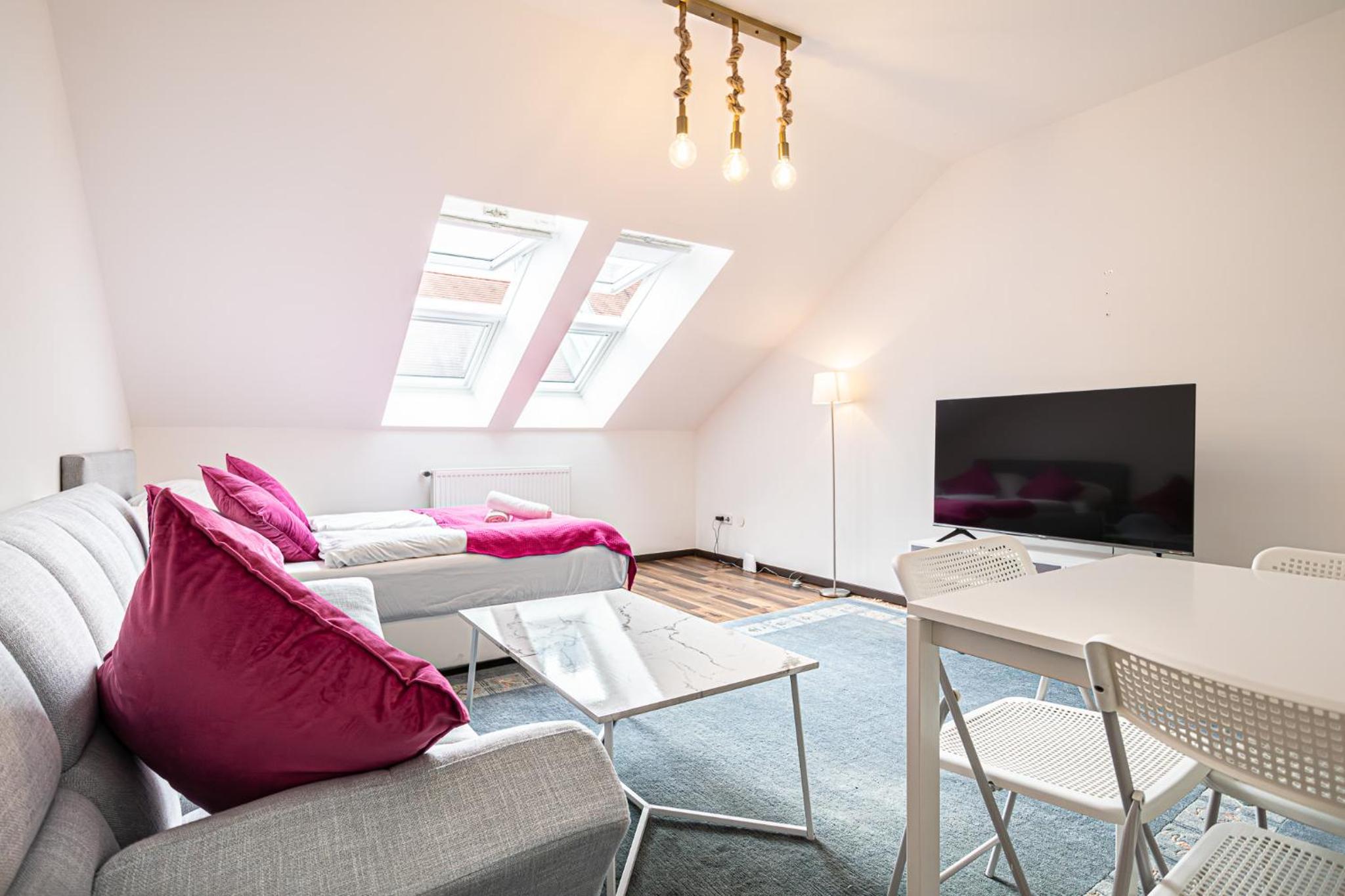 Airy Attic Apt.: Stylish Studio at Penzing Area