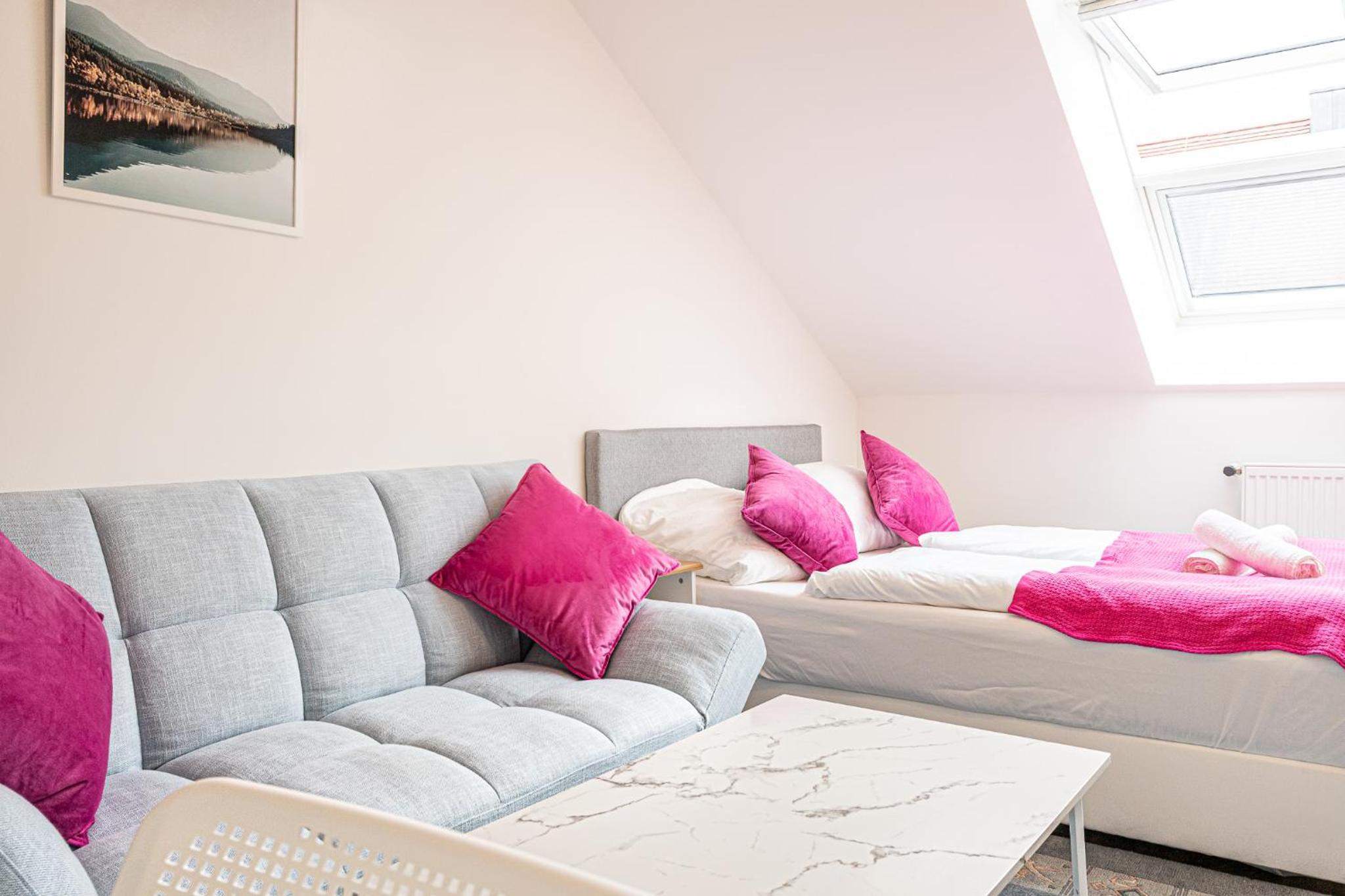 Airy Attic Apt.: Stylish Studio at Penzing Area