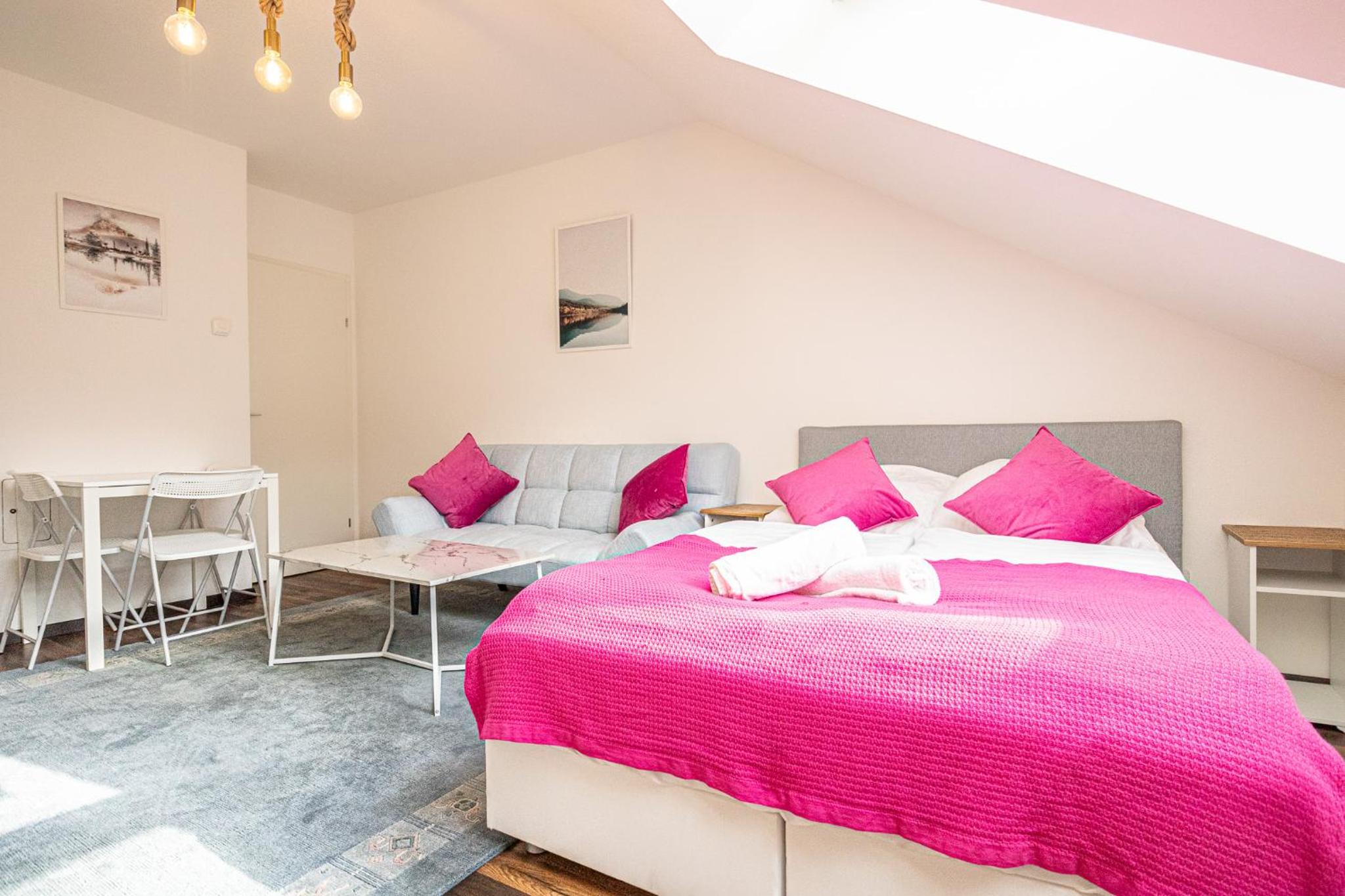 Airy Attic Apt.: Stylish Studio at Penzing Area