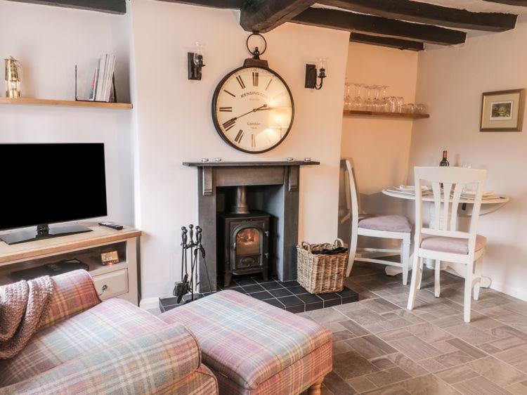 Stone Cottage, Idyllic Village view 4