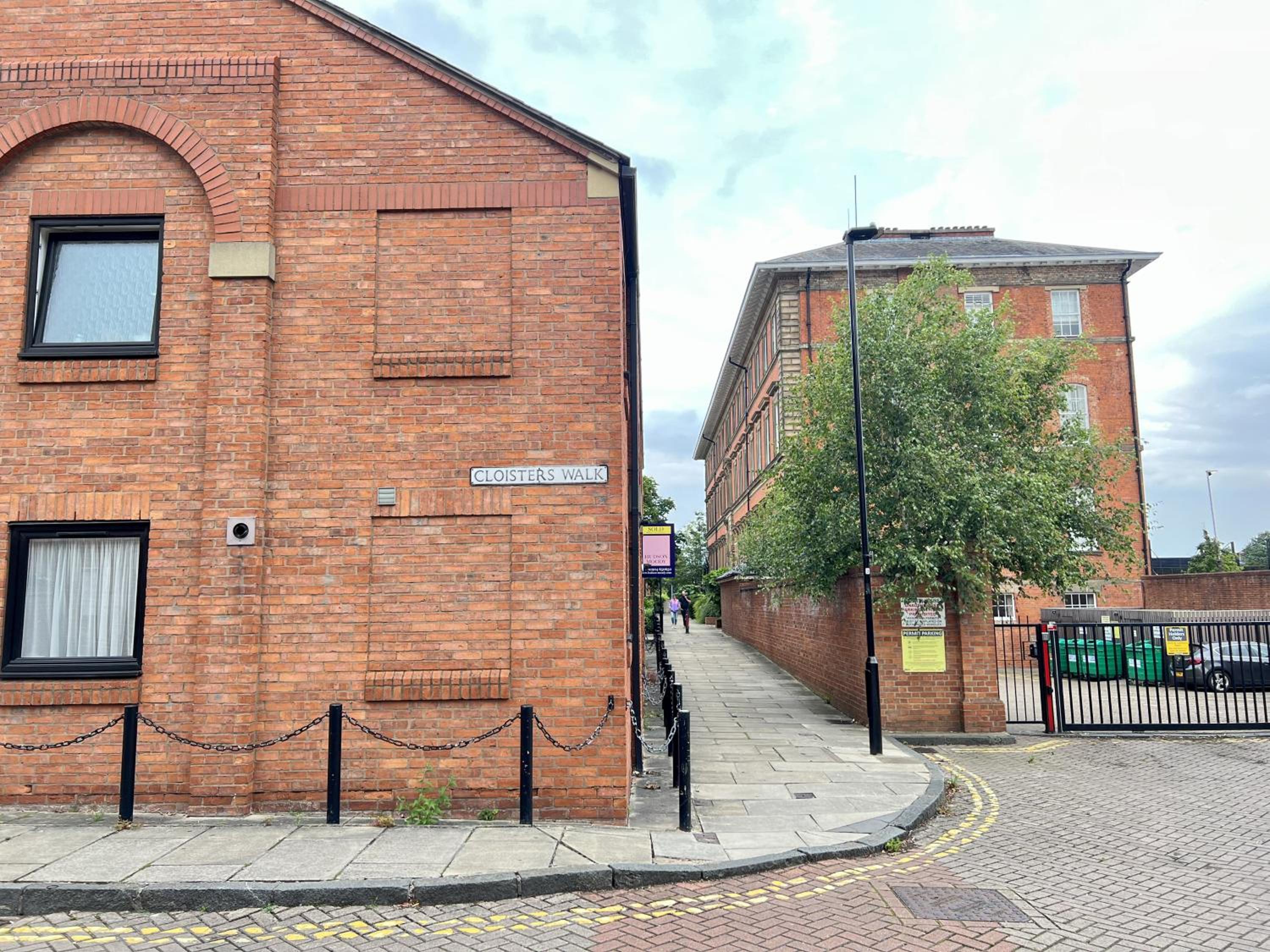 Modern 2 bed townhouse just outside City Walls with free private parking view 4