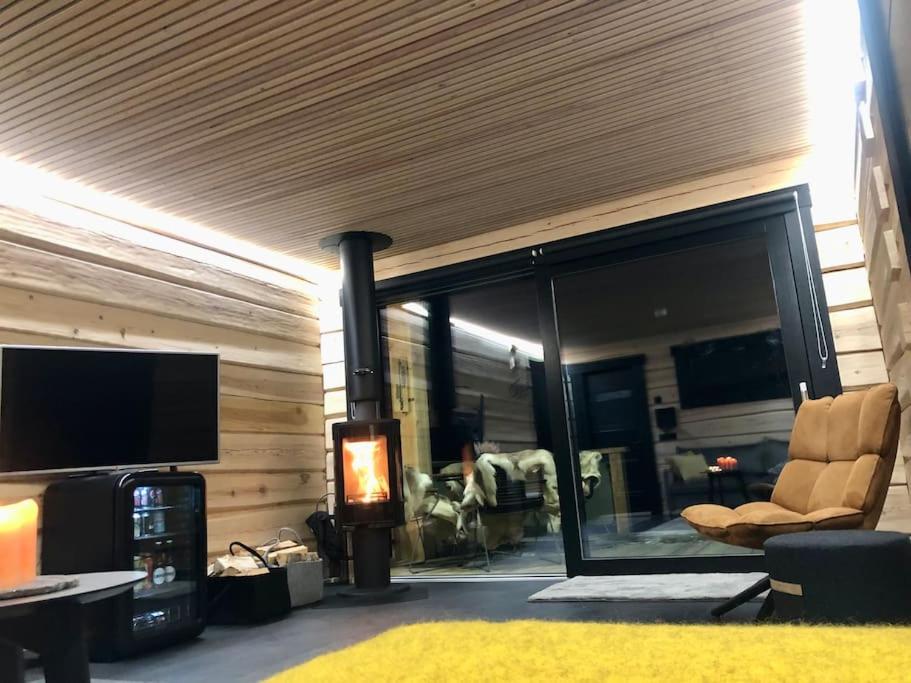 Upea Villa Lapin Kulta hirsihuvila Inarijärven rannalla