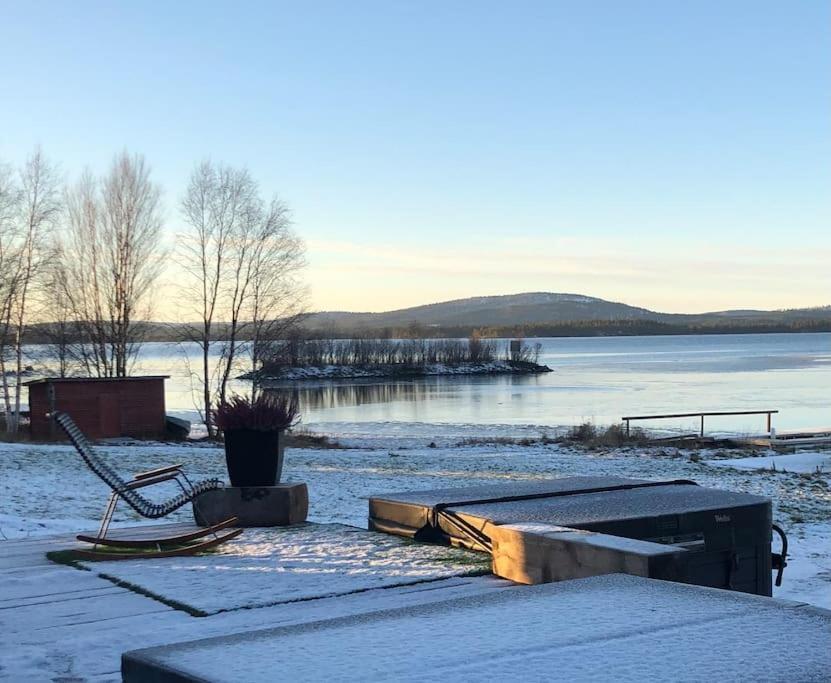 Upea Villa Lapin Kulta hirsihuvila Inarijärven rannalla