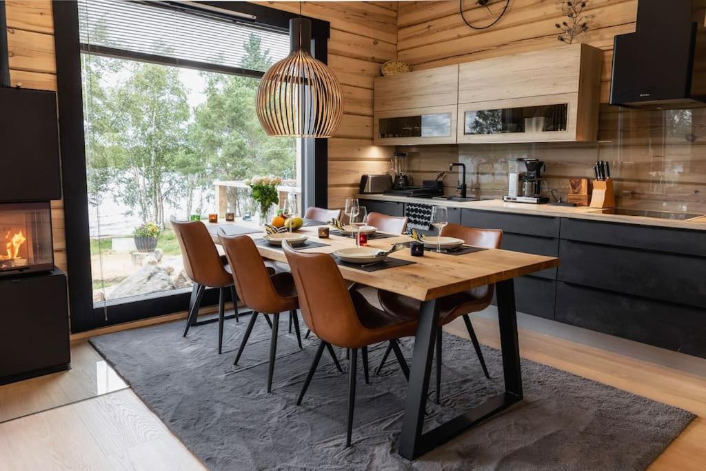 Upea Villa Lapin Kulta hirsihuvila Inarijärven rannalla