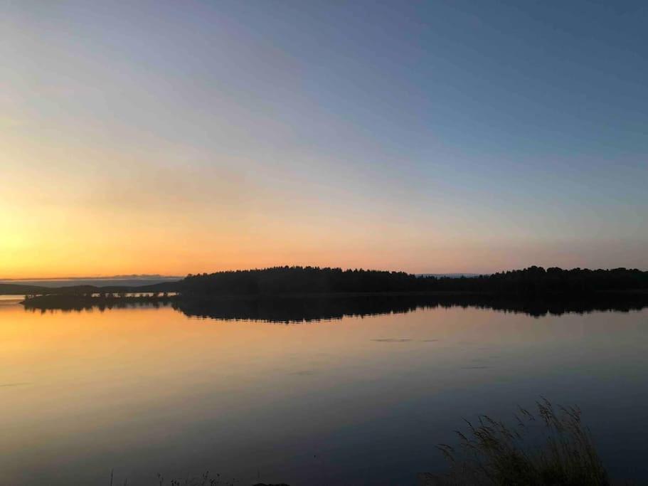 Upea Villa Lapin Kulta hirsihuvila Inarijärven rannalla