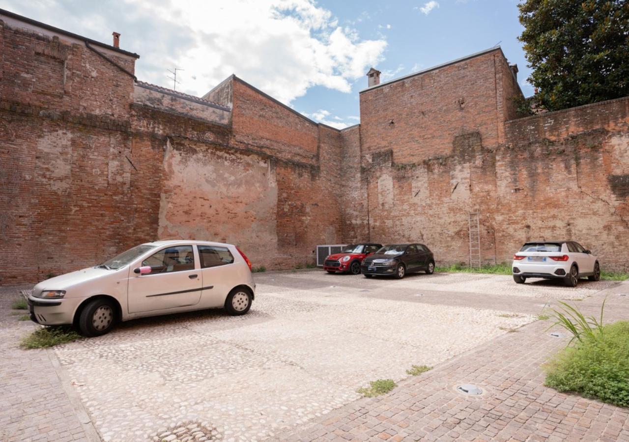 Mansarda Shakespeare - Car Parking view 5