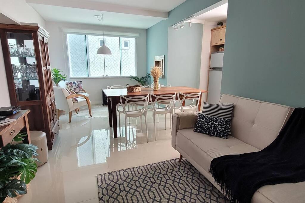 Apartamento uma quadra do mar, melhor localização