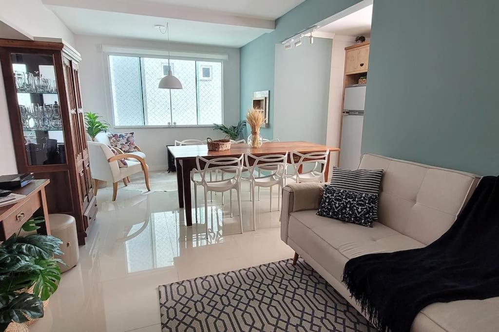 Apartamento uma quadra do mar, melhor localização