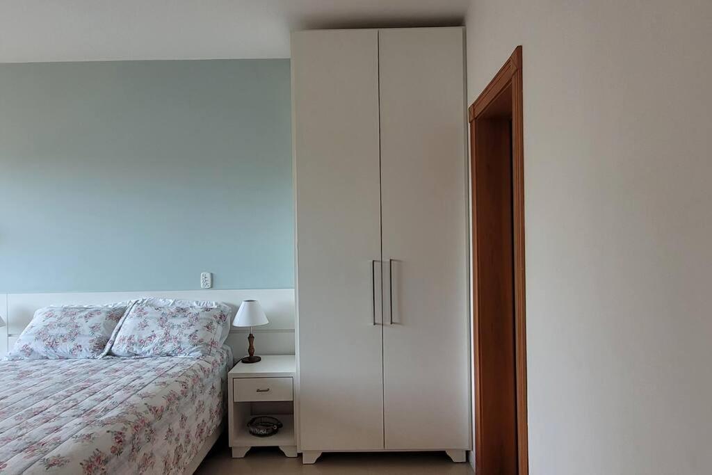 Apartamento uma quadra do mar, melhor localização
