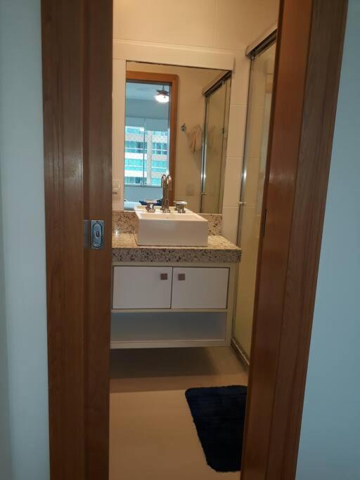 Apartamento uma quadra do mar, melhor localização