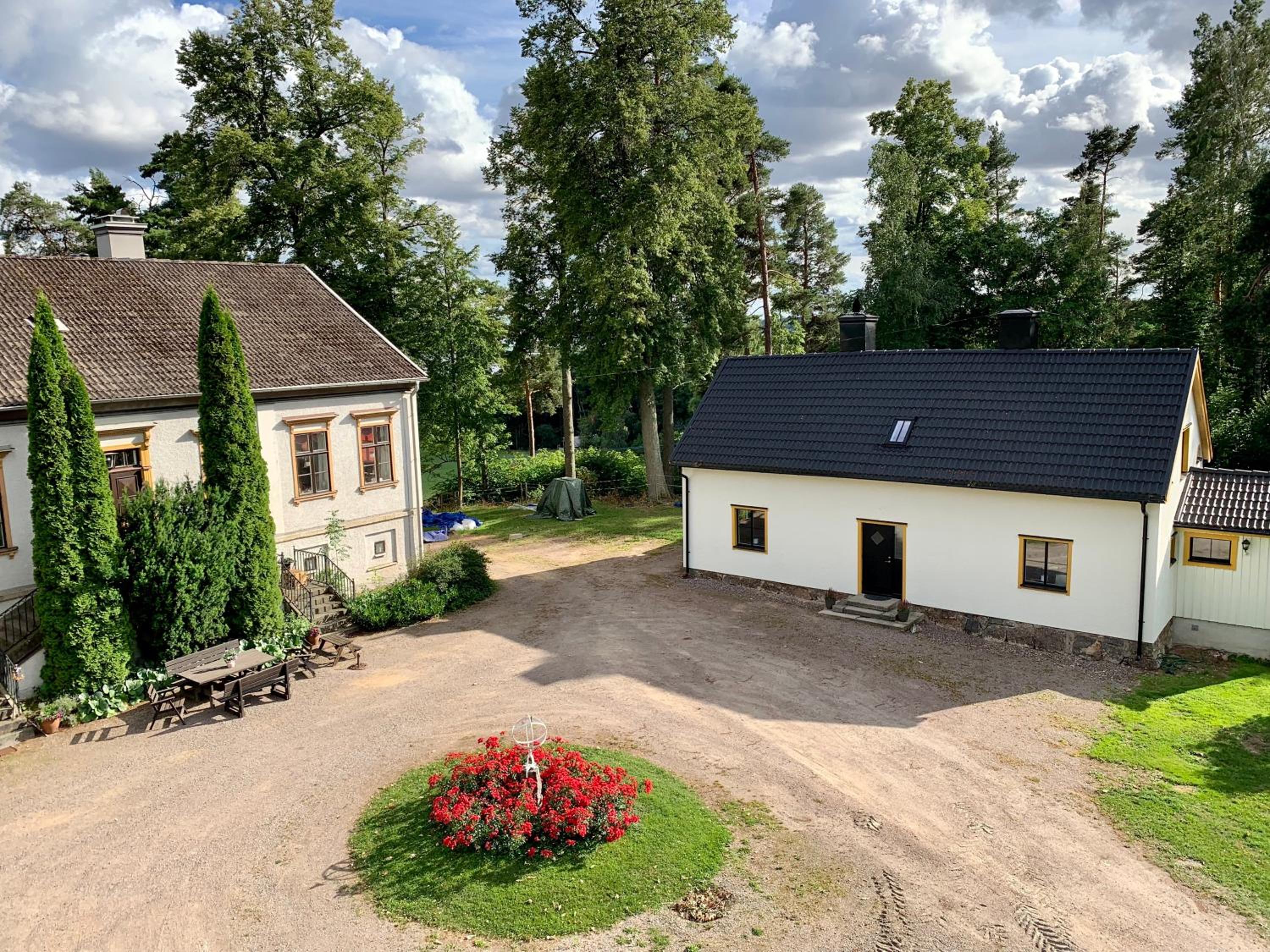 Manor wing with scenic lake view view 4