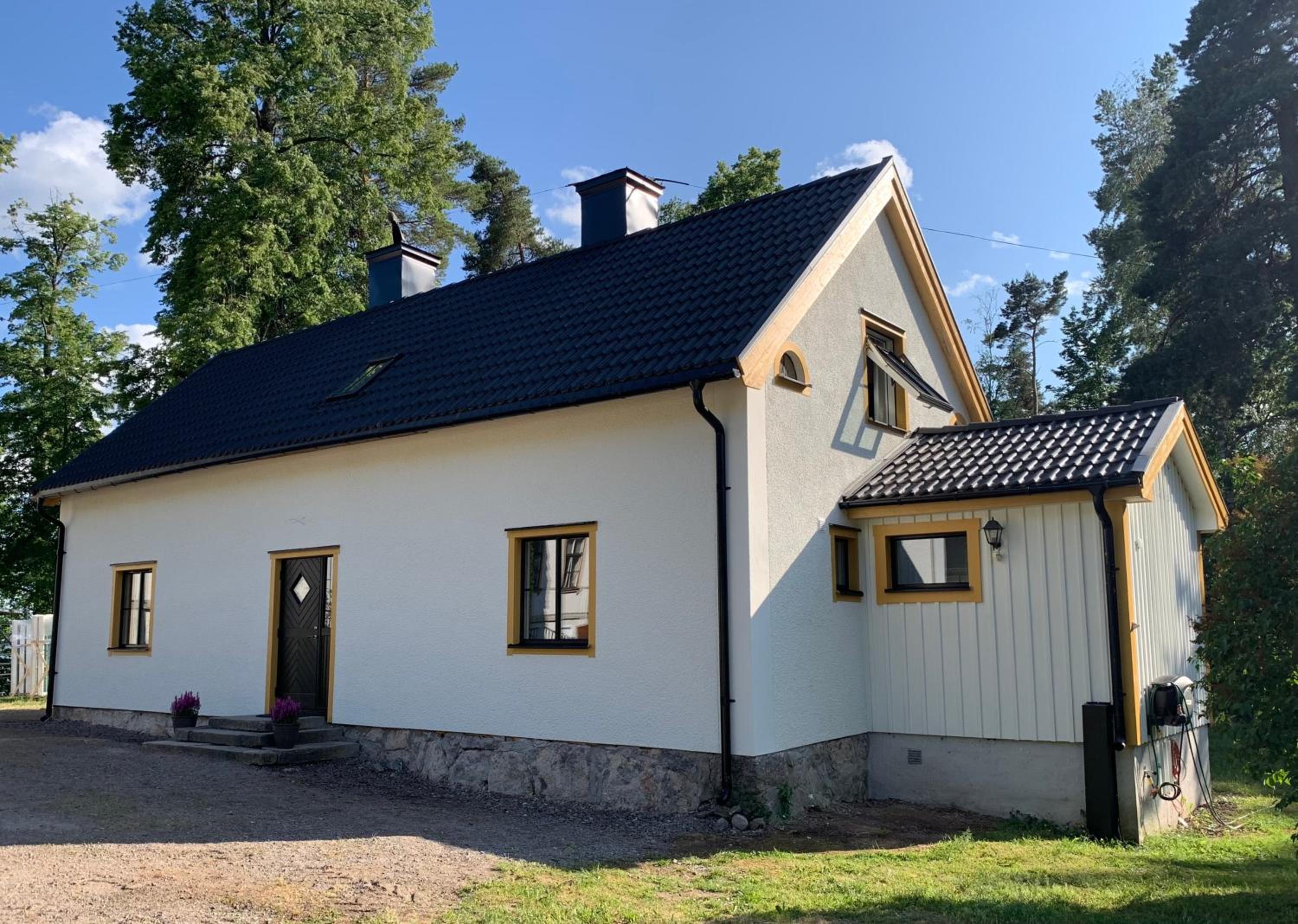 Manor wing with scenic lake view view 5