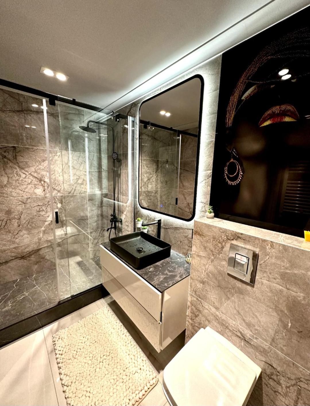 Luxury City-Centric Apartment for Booking view 4