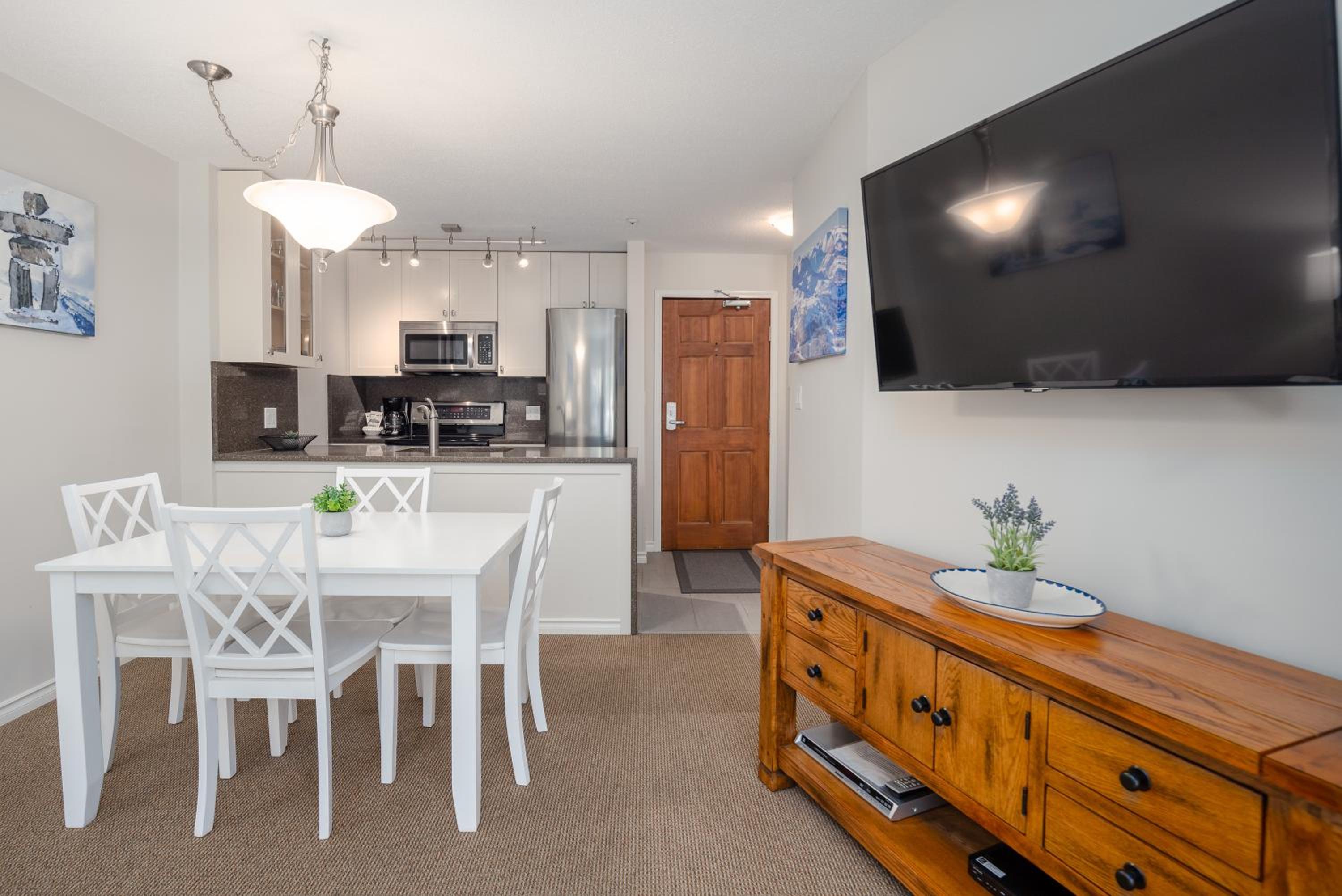 1BR in The Aspens, King Bed, True Ski In, Ski Out, Hot Tubs and Pool, Ski Valet, Private Balcony