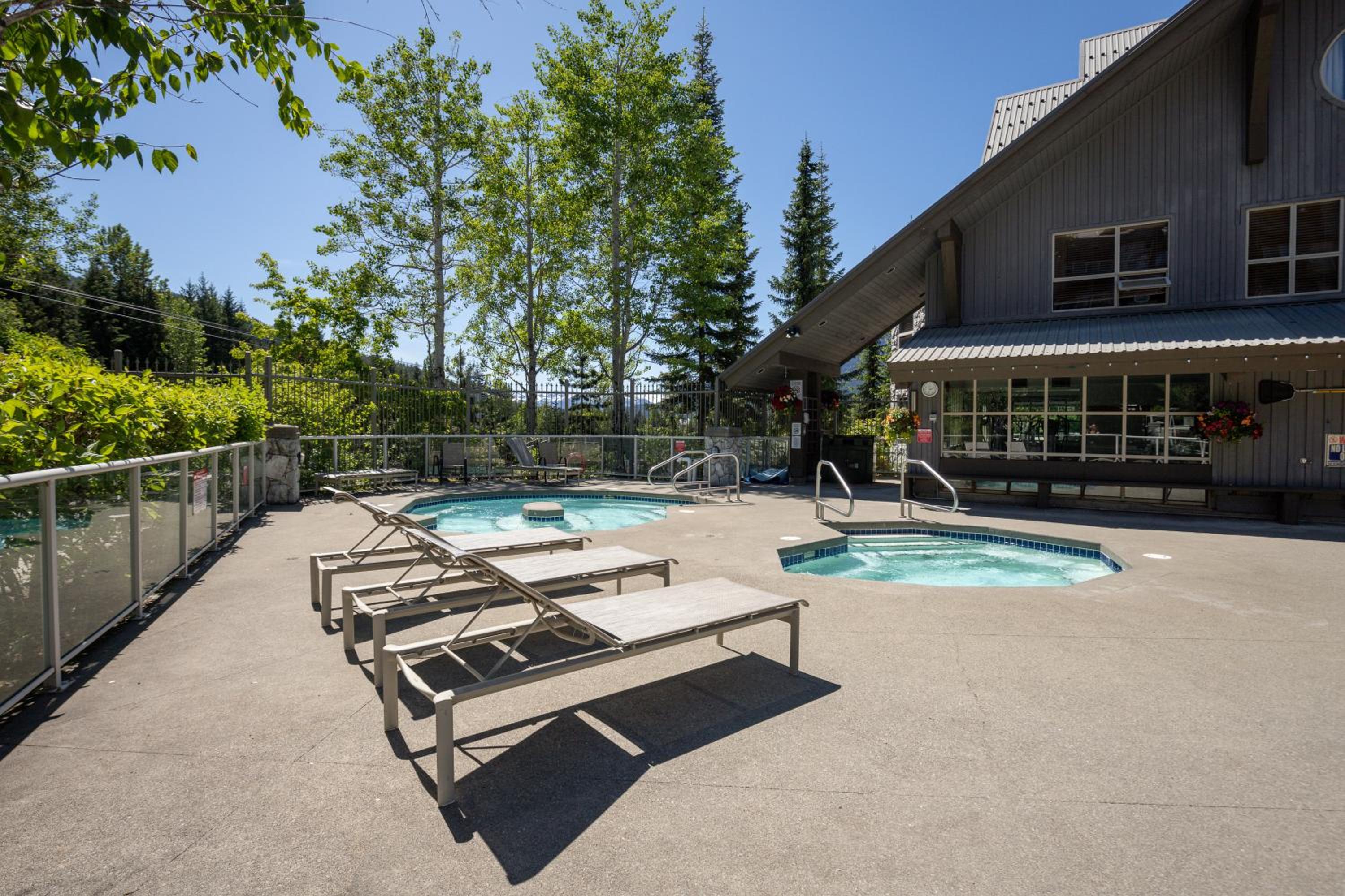 1BR in The Aspens, King Bed, True Ski In, Ski Out, Hot Tubs and Pool, Ski Valet, Private Balcony