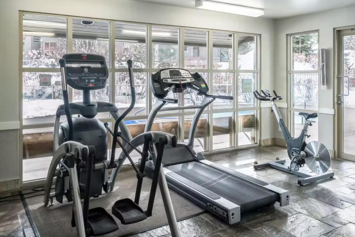 1BR in The Aspens, King Bed, True Ski In, Ski Out, Hot Tubs and Pool, Ski Valet, Private Balcony