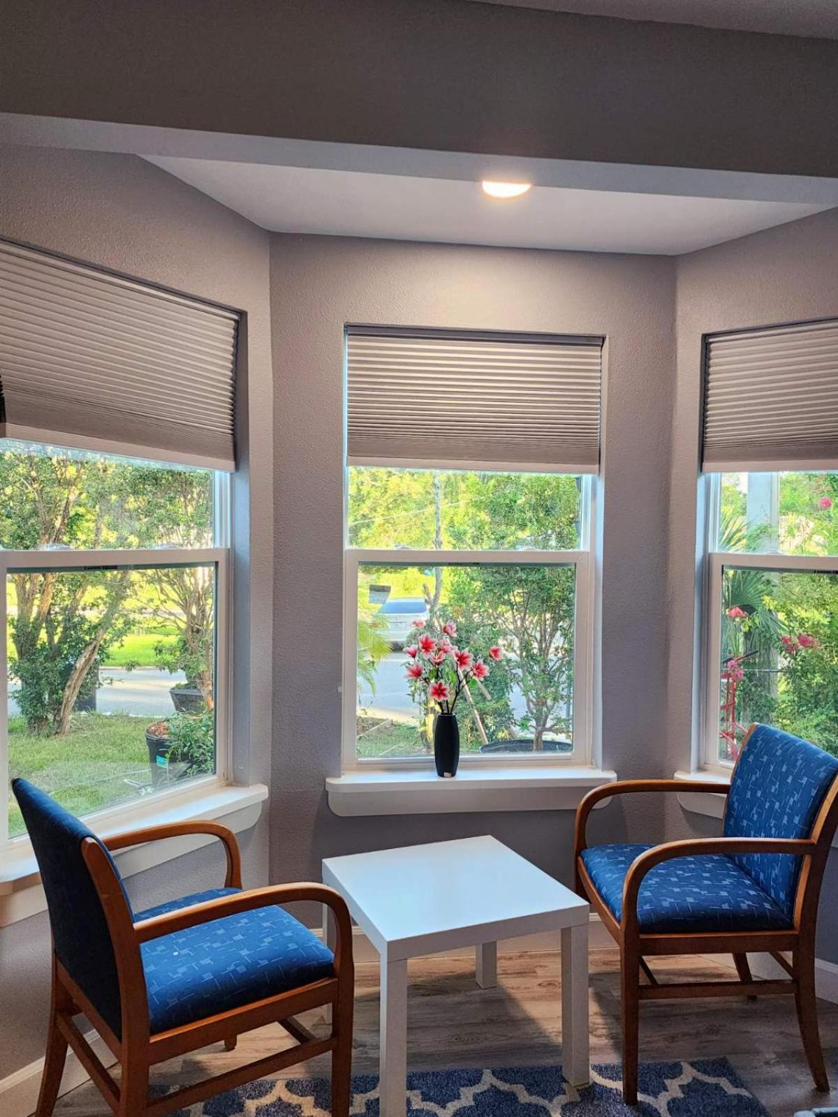 Spacious Bedroom with private workspace, ensuite bathroom - Room# 1 in SHARED house NO PET