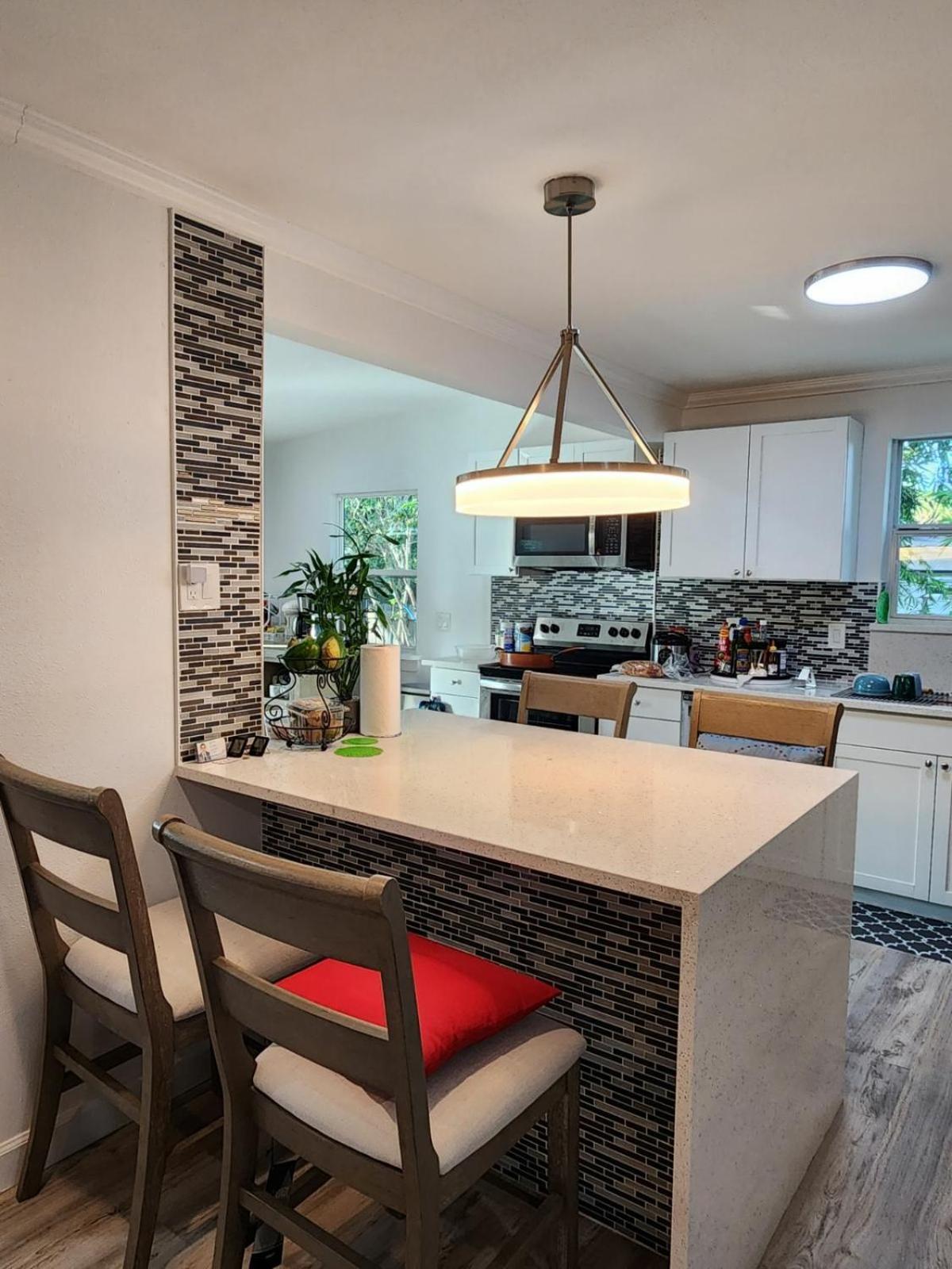 Spacious Bedroom with private workspace, ensuite bathroom - Room# 1 in SHARED house NO PET