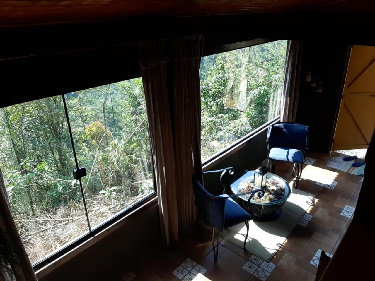 Chalé Pakere Montebello Lumiar - lareira, wi-fi, sauna, piscina - vista incrível - locação do chalé sem prestação de serviços