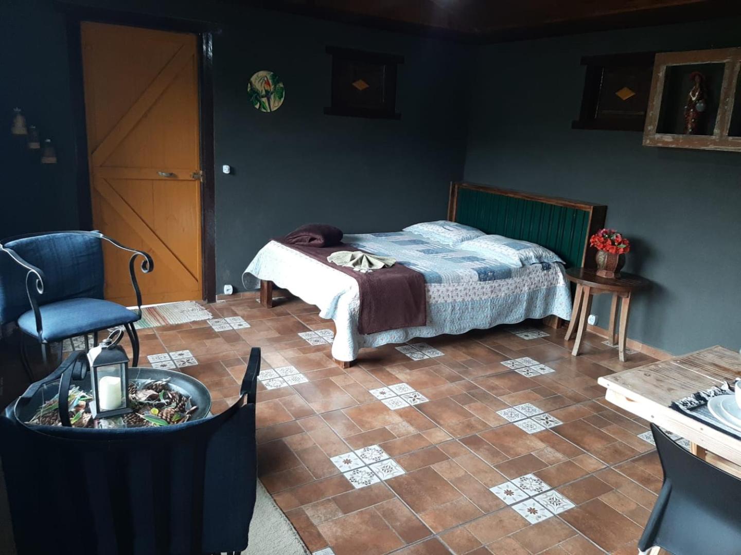 Chalé Pakere Montebello Lumiar - lareira, wi-fi, sauna, piscina - vista incrível - locação do chalé sem prestação de serviços