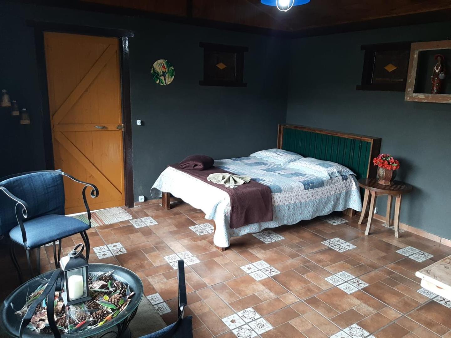 Chalé Pakere Montebello Lumiar - lareira, wi-fi, sauna, piscina - vista incrível - locação do chalé sem prestação de serviços
