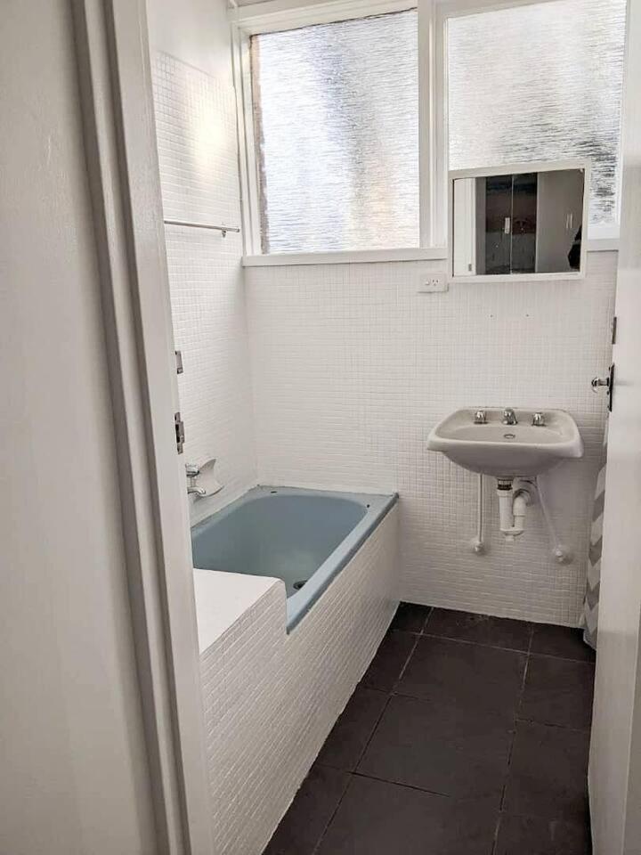 PROMO! Entire 2 Bedroom Unit Near Train Station! Free Parking & Wifi!
