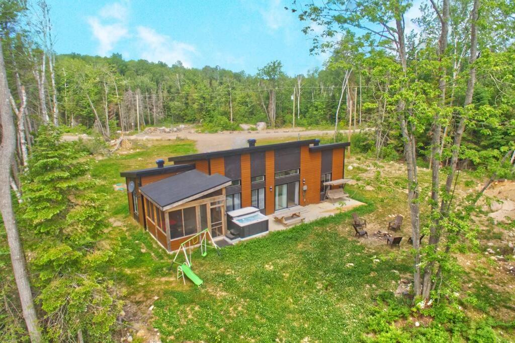 Chalet L'Écureuil (waterfront, modern, spa, BBQ)