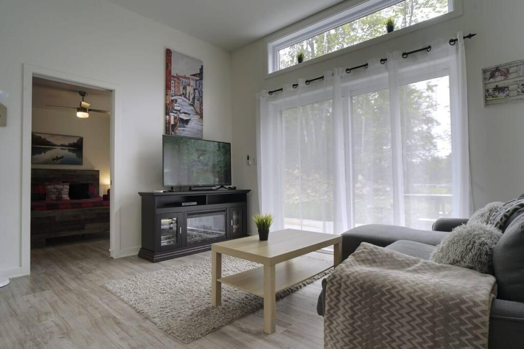 Chalet L'Écureuil (waterfront, modern, spa, BBQ)