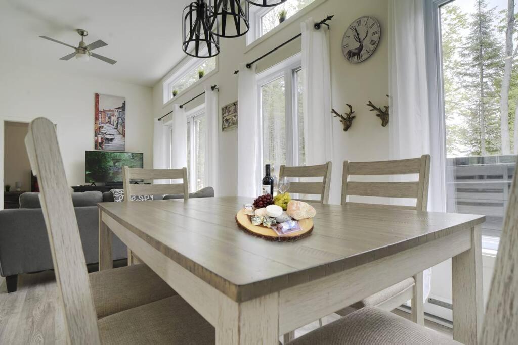 Chalet L'Écureuil (waterfront, modern, spa, BBQ)