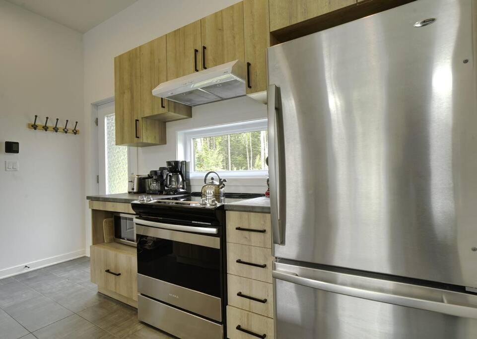 Chalet L'Écureuil (waterfront, modern, spa, BBQ)