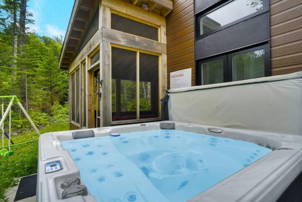 Chalet L'Écureuil (waterfront, modern, spa, BBQ)