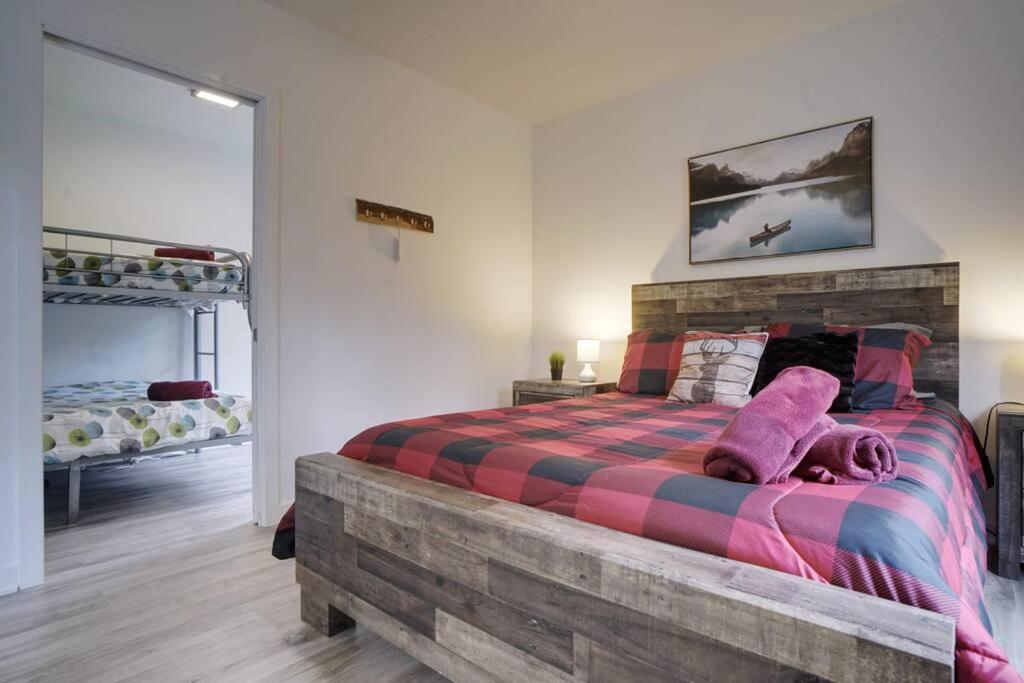 Chalet L'Écureuil (waterfront, modern, spa, BBQ)