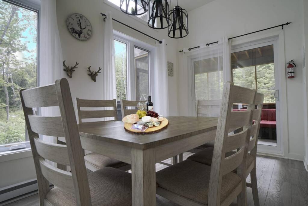 Chalet L'Écureuil (waterfront, modern, spa, BBQ)