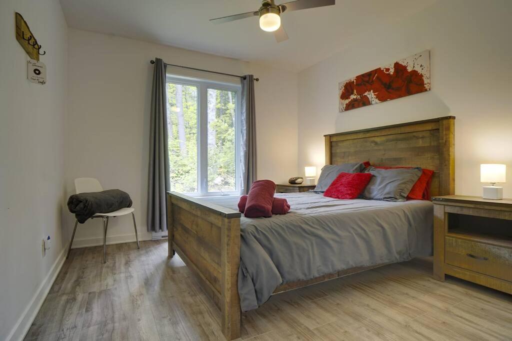 Chalet L'Écureuil (waterfront, modern, spa, BBQ)