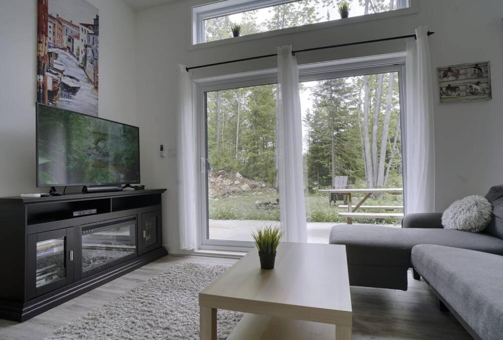 Chalet L'Écureuil (waterfront, modern, spa, BBQ)