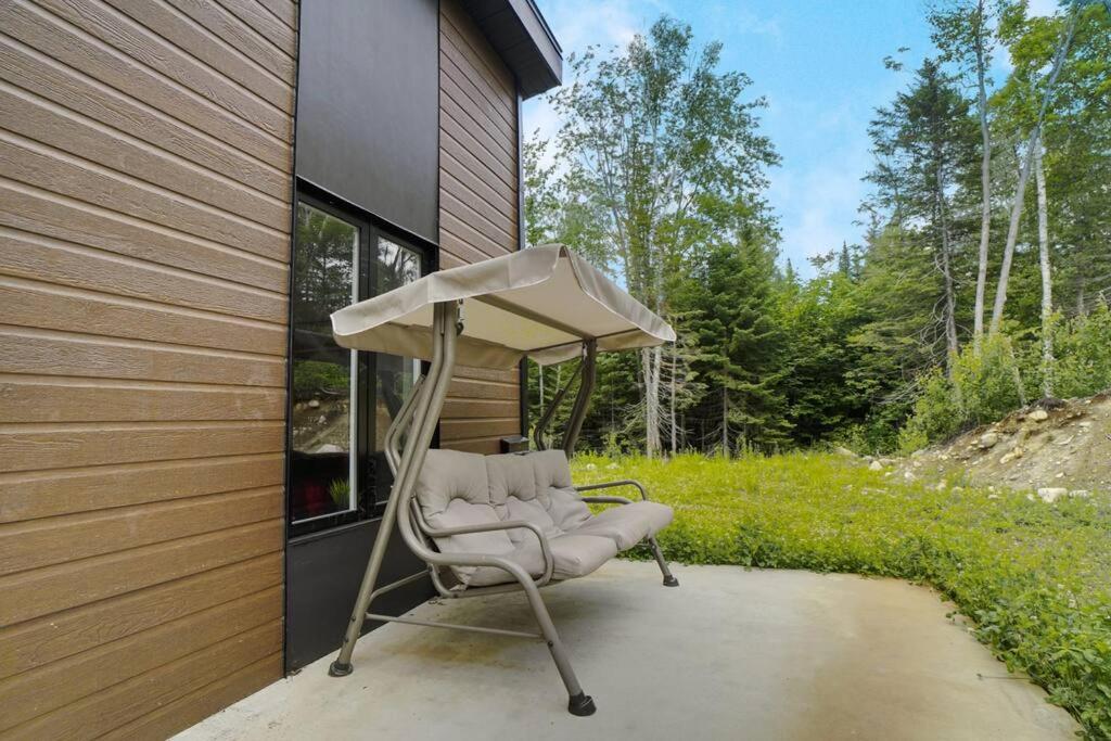 Chalet L'Écureuil (waterfront, modern, spa, BBQ)
