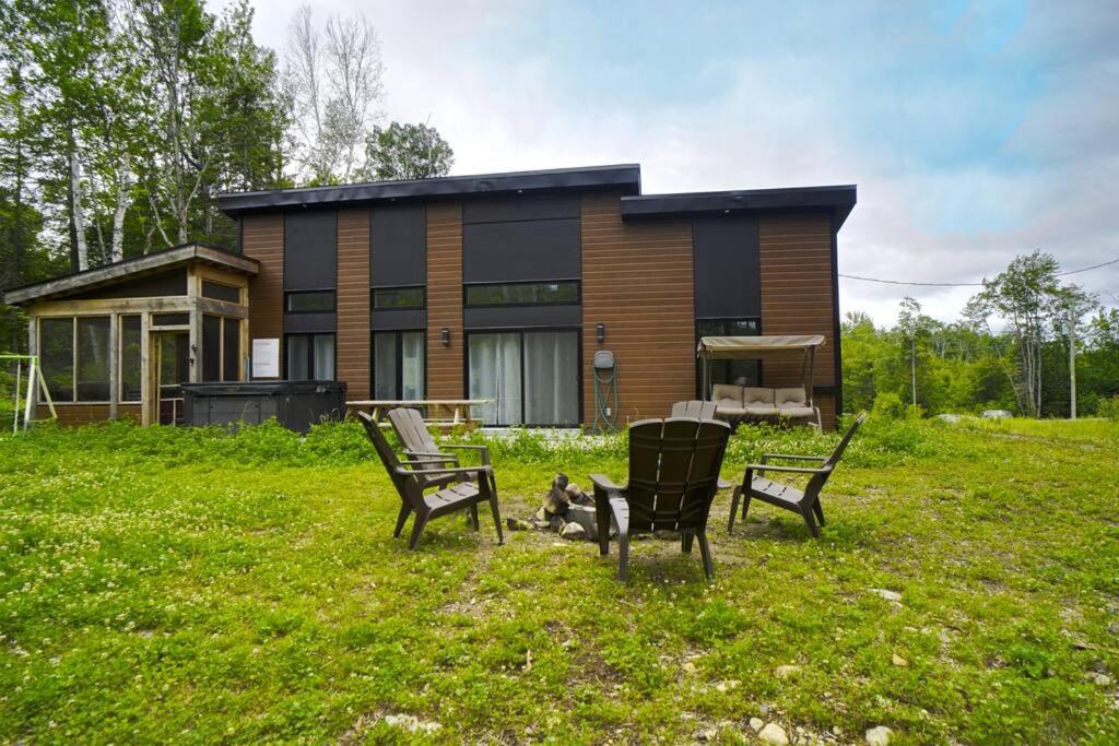 Chalet L'Écureuil (waterfront, modern, spa, BBQ)