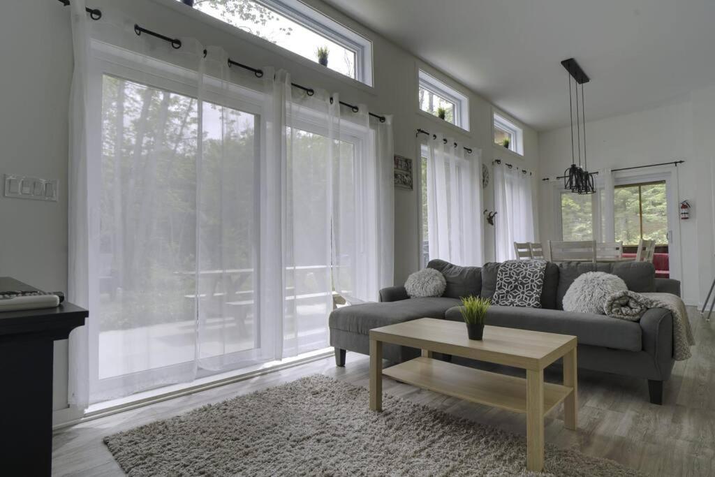 Chalet L'Écureuil (waterfront, modern, spa, BBQ)