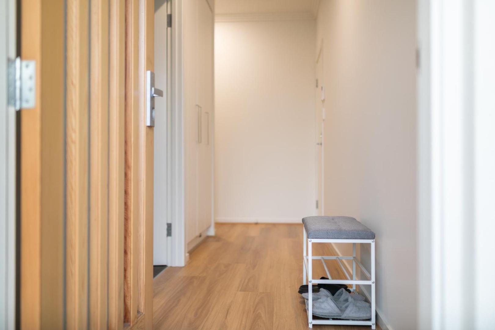 Modern Share house, private bedroom with double size bed, 7min to beach