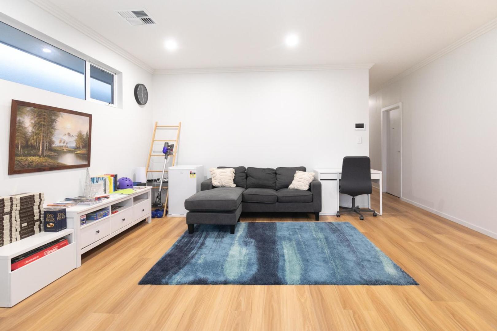 Modern Share house, private bedroom with double size bed, 7min to beach