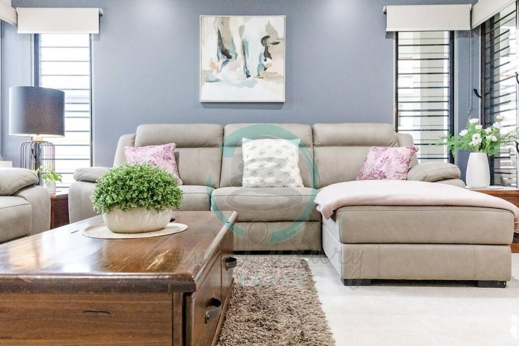 Zenhouse: 4BR Stylish Work/Family Home in Muirhead