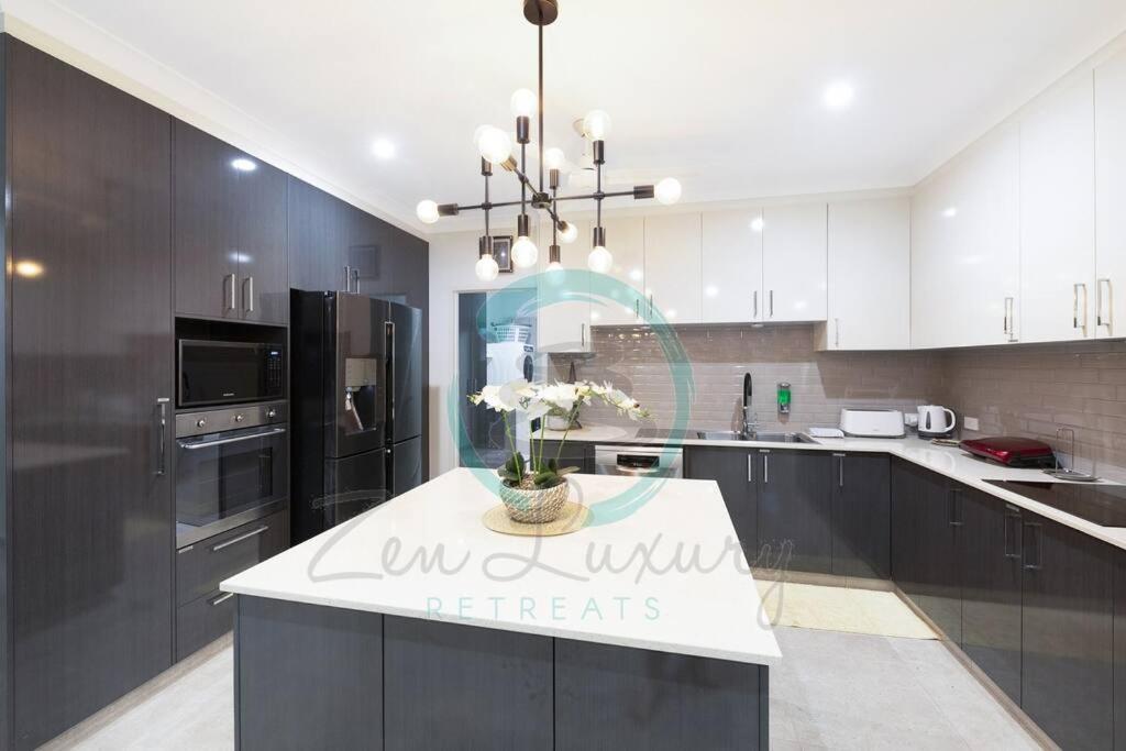 Zenhouse: 4BR Stylish Work/Family Home in Muirhead