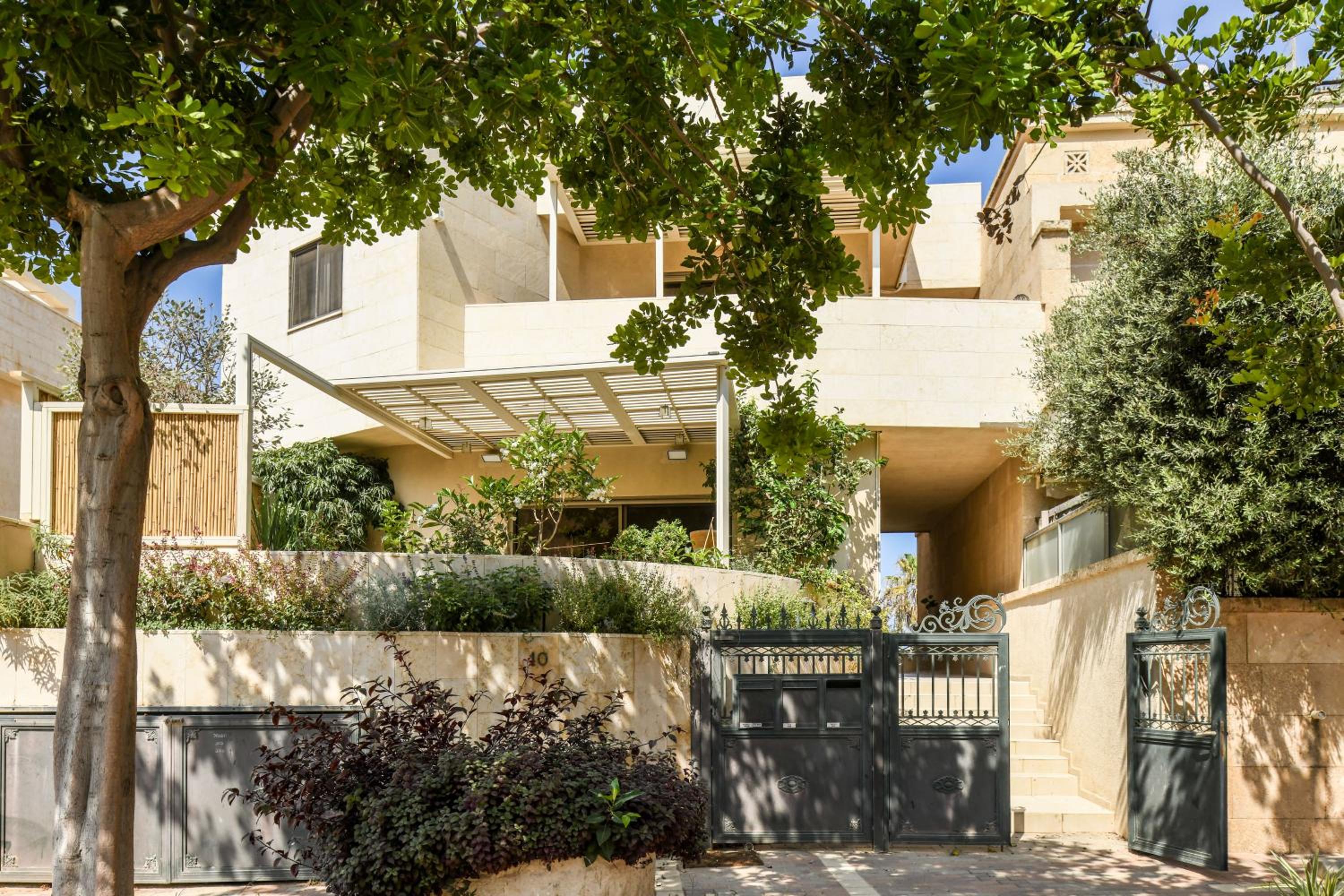 Luxurious Family Three Story House by Sea N Rent view 4