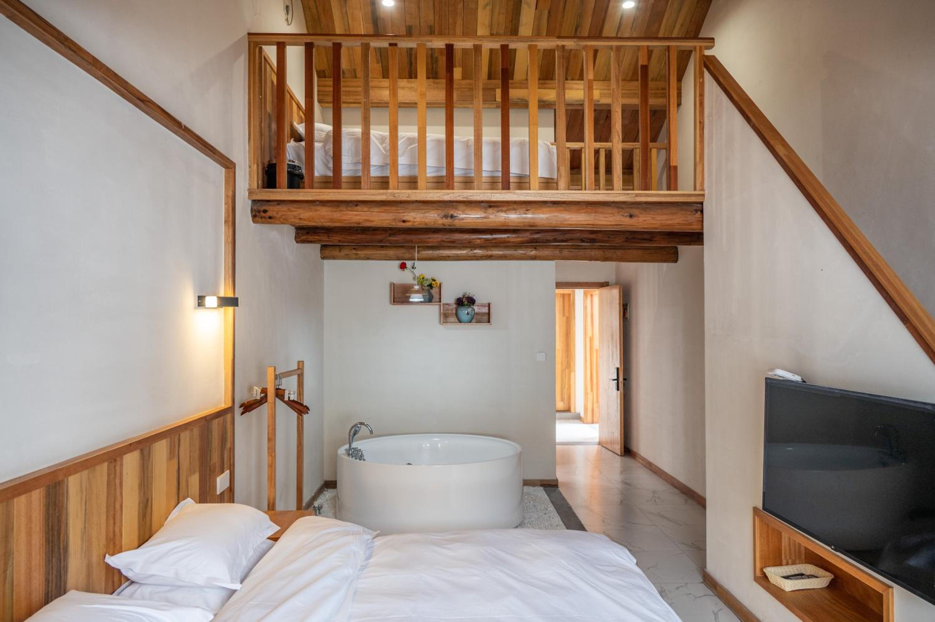 Tingjian Musu Private Soup Design Homestay - South Gate of Wuzhen Xizha Scenic Area