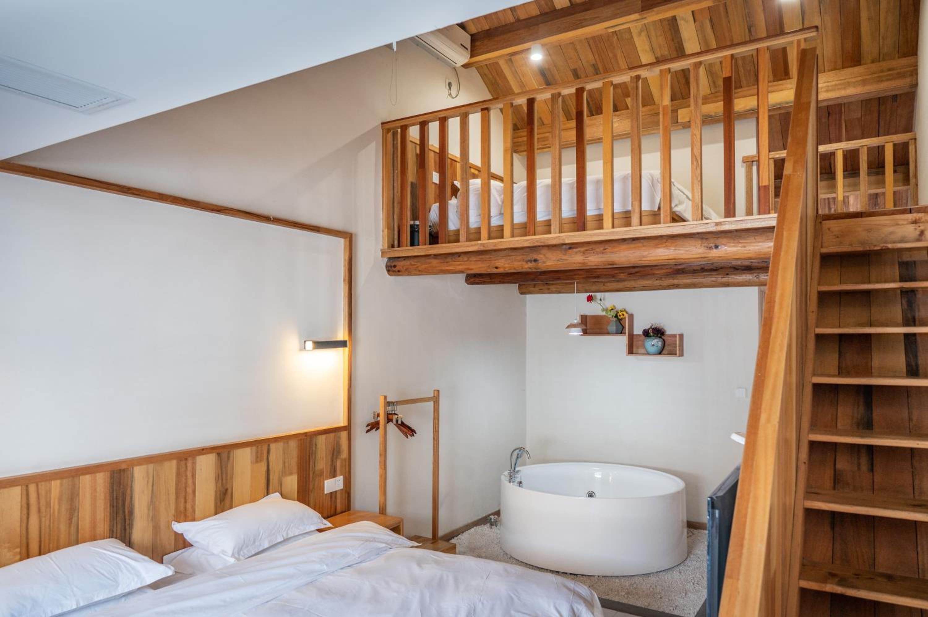 Tingjian Musu Private Soup Design Homestay - South Gate of Wuzhen Xizha Scenic Area