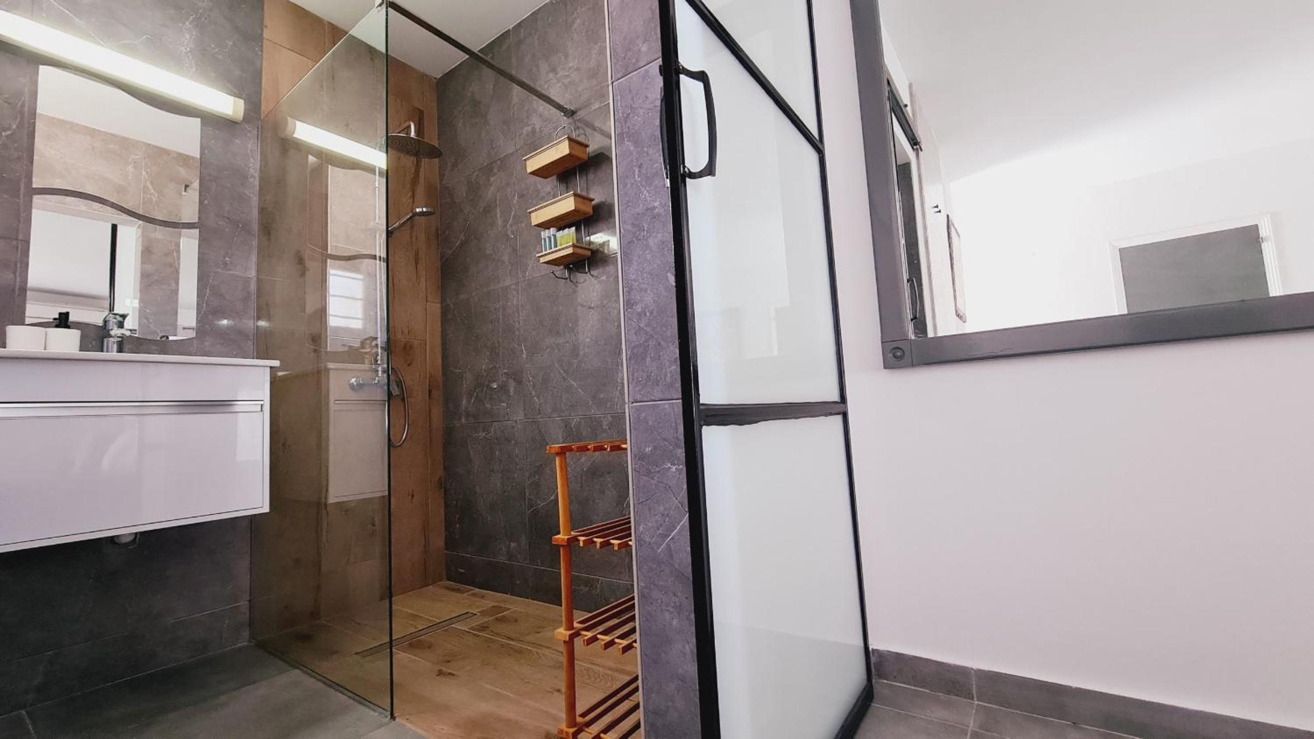 Nissi avenue 64 Studio 3 - Luxcyservices