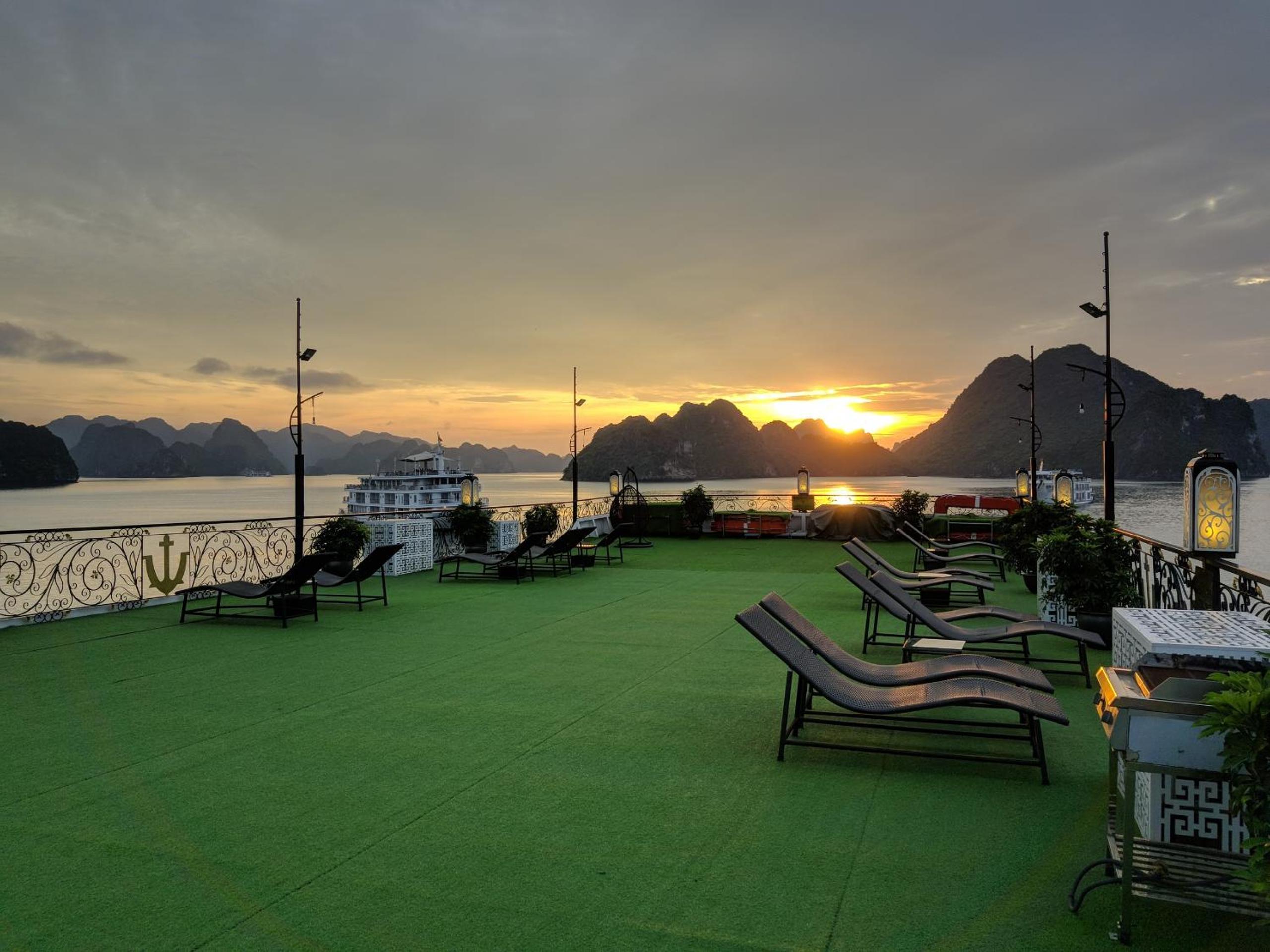 HaLONG AQUAMARINE ROYAL CRUISE