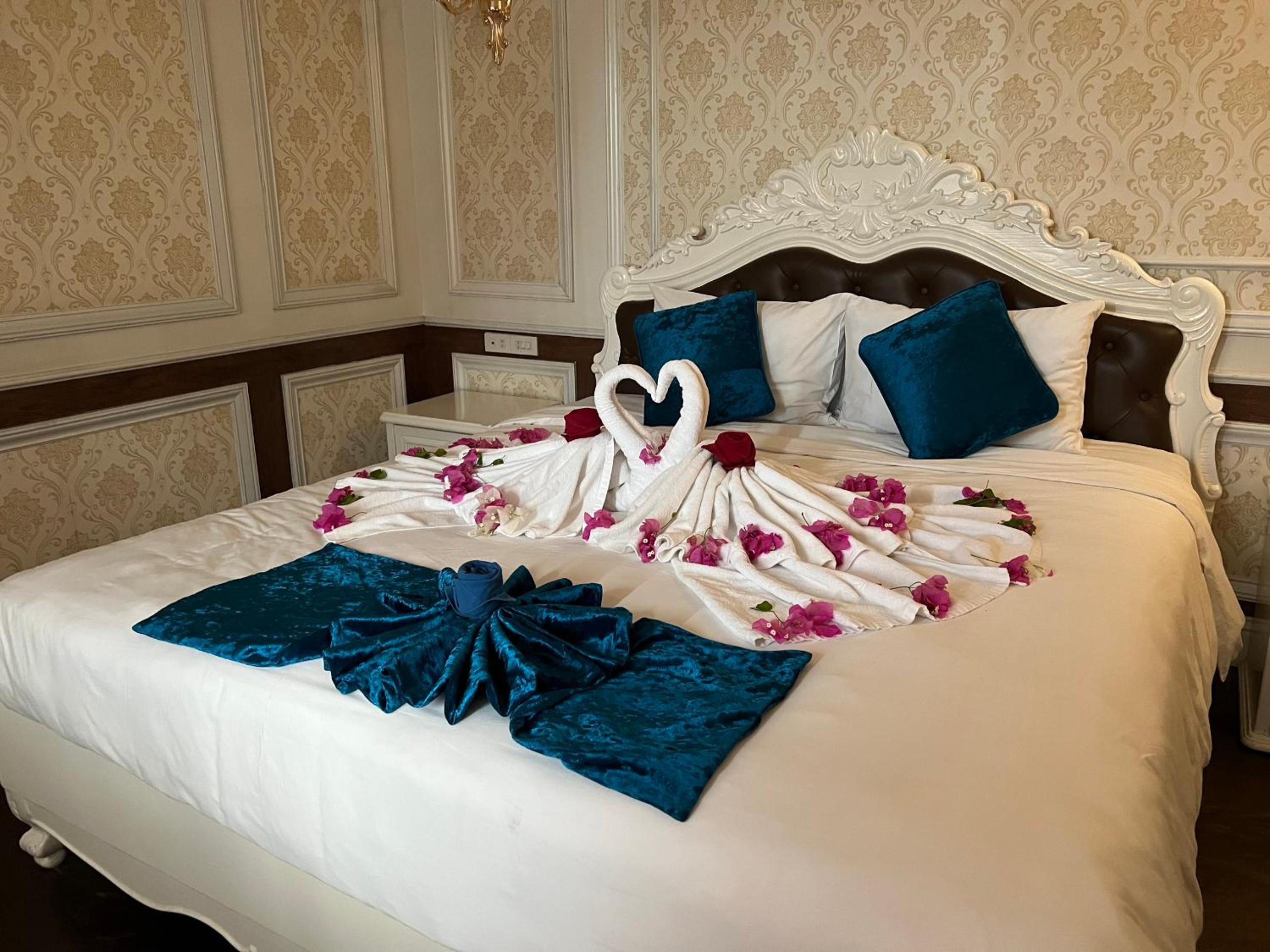 HaLONG AQUAMARINE ROYAL CRUISE